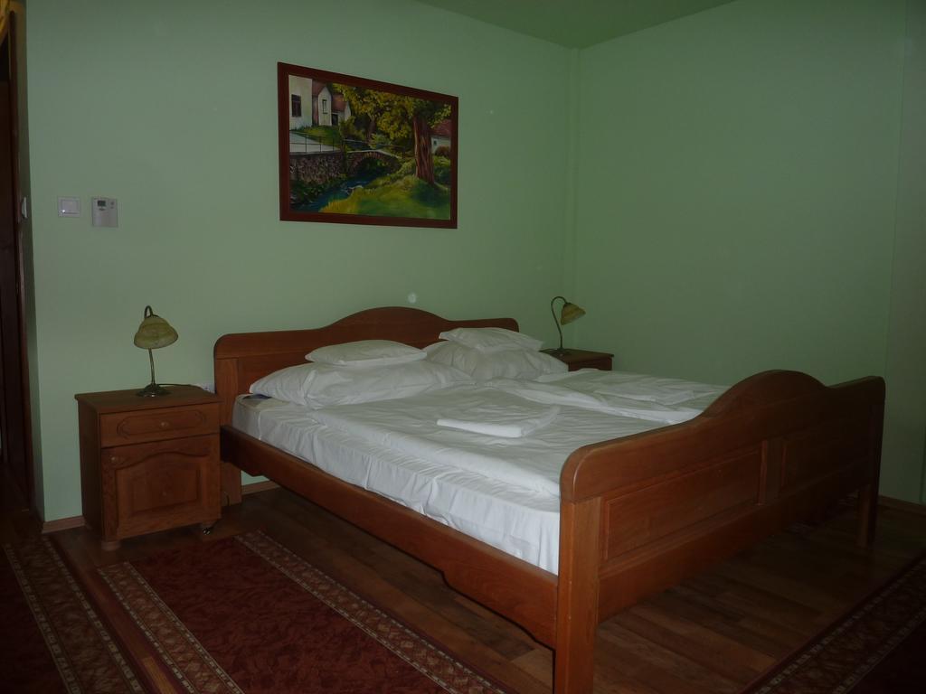 Naspolya Panzio Es Etterem Bed & Breakfast Bataapati Exterior photo