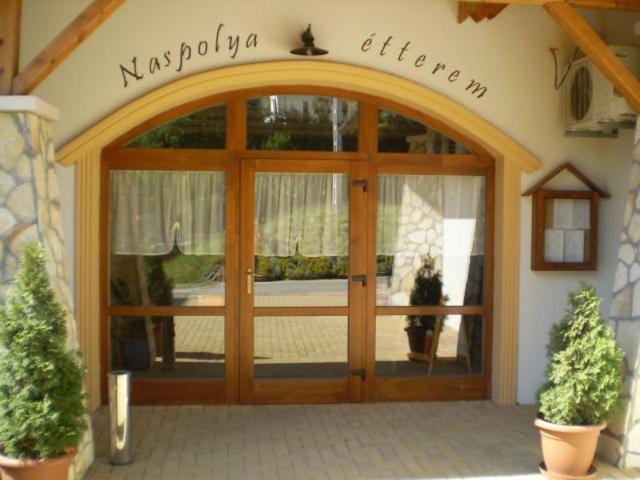 Naspolya Panzio Es Etterem Bed & Breakfast Bataapati Exterior photo